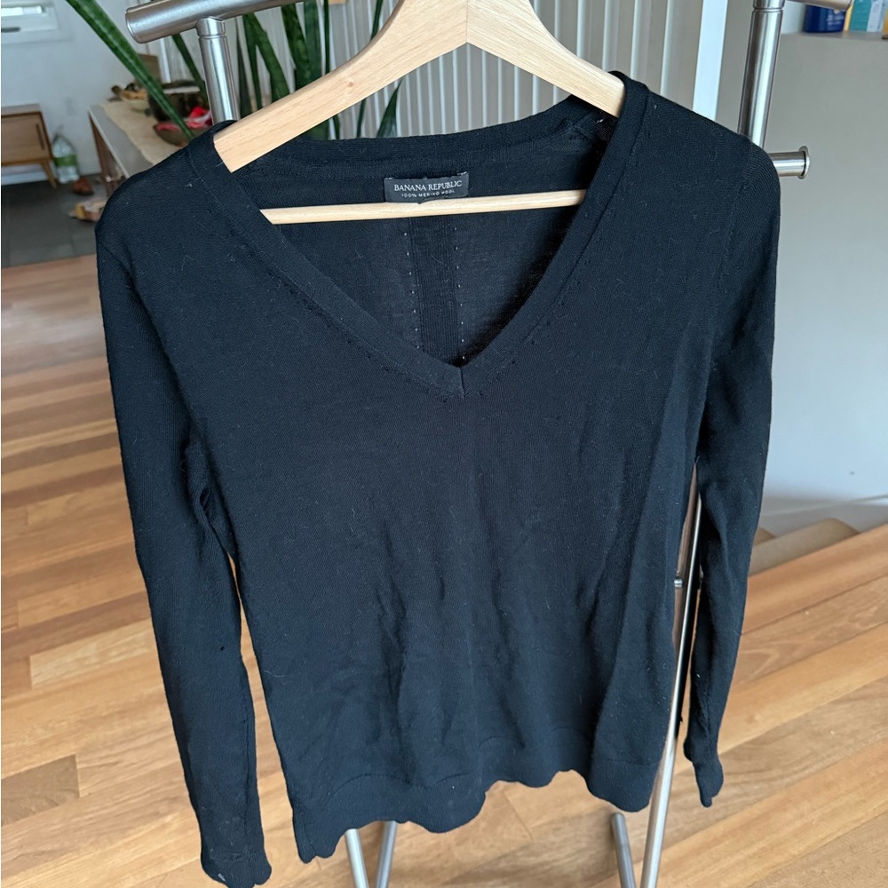 Banana Republic Classic Black 100% Merino wool Long Sleeve V-Neck lightweight